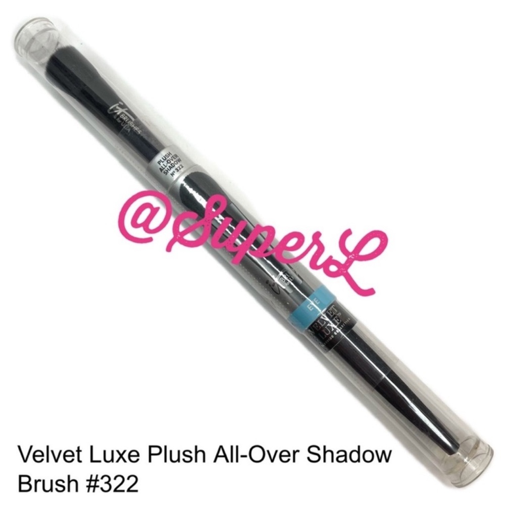 2/$25 NEW IT Cosmetics Velvet Luxe Plush All-Over Shadow Brush 322
